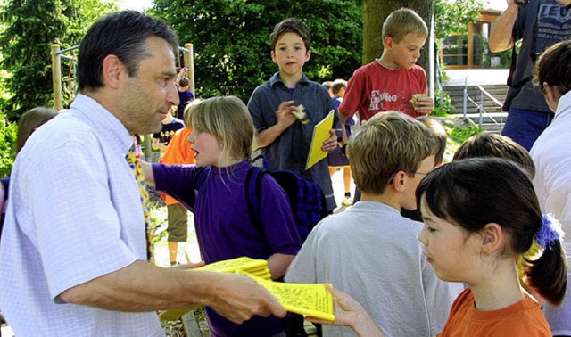 Brgermeister Jehle  beim Austeilen der Programme (2002).   | Foto: Archiv: peh