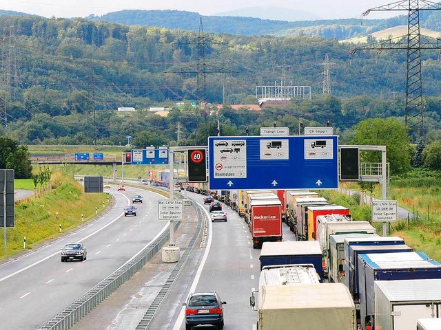 Zwei Spuren sortieren den Lastverkehr vor.  | Foto: Bernhard Birlin