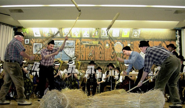 Flegeldreschen beim Heimatabend in Obe...n dabei jeder den Takt halten konnte.   | Foto: Roland gutjahr