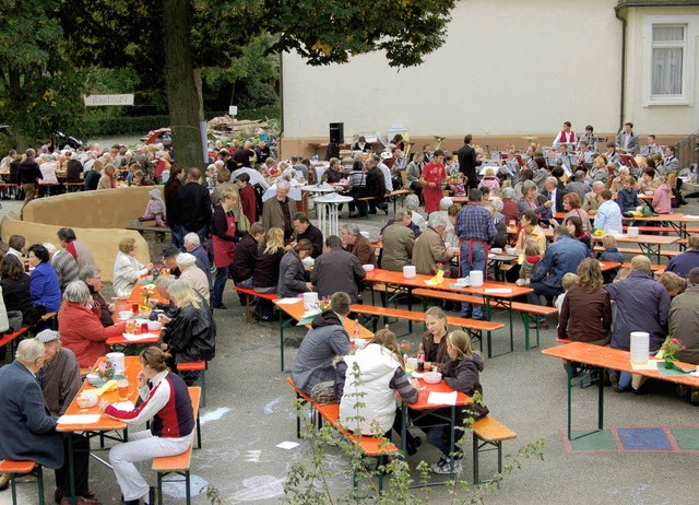 Zur traditionellen &#8222;Kirchweihsup...tesdienst beim Pfarrhock im Schulhof.   | Foto: Christian Ringwald