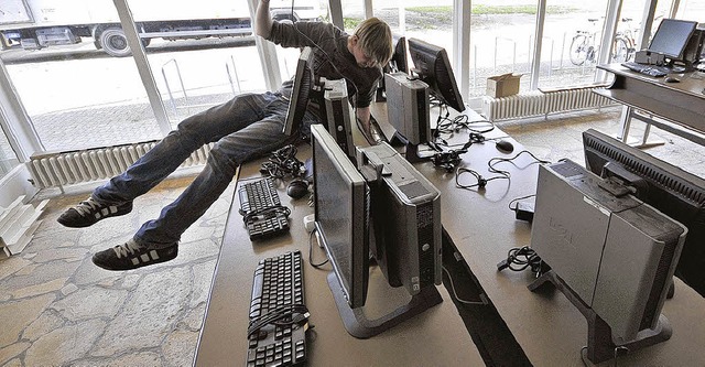 Balanceakt: Die Installation der Ausle...(Alte Stadthalle) verlangt lange Arme.  | Foto: Ingo Schneider