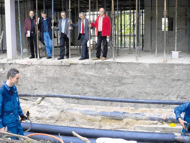 Vertreter der Stadt, der Schulleiter u...austelle des Hochrhein-Gymnasiums.      | Foto: Herbst