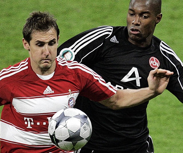 Miroslav Klose (links), hier gegen Gon...achte die Bayern mit 1:0 in Fhrung.    | Foto: dpa