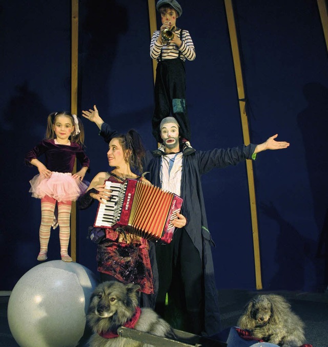 Die Zirkusfamilie Los Kunos samt vierbeiniger Mitglieder.   | Foto: promo