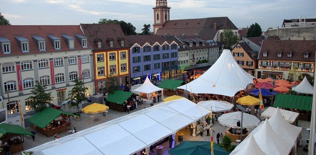 Stnde und bunte Schirme auf dem Markt...iert, mit groem Umzug als Hhepunkt.   | Foto: Helmut Seller