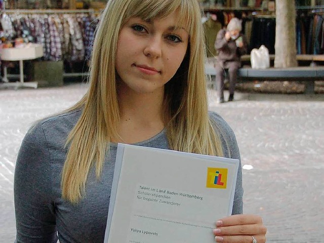 Yuliya Lypovets bekam von Ministerprsident Gnther Oettinger eine Urkunde.  | Foto: Klaus Schepers