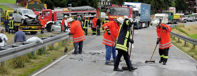 Kehraus: Die Feuerwehr beseitigt bei d...en Verkehr ganz zum Erliegen brachte.   | Foto: martin ganz