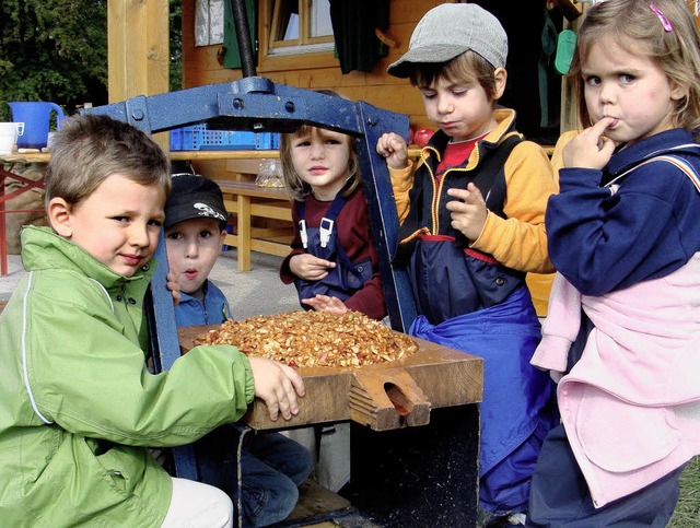 Die ausgepressten Apfelreste essen die Kinder gerne.   | Foto: Stippich
