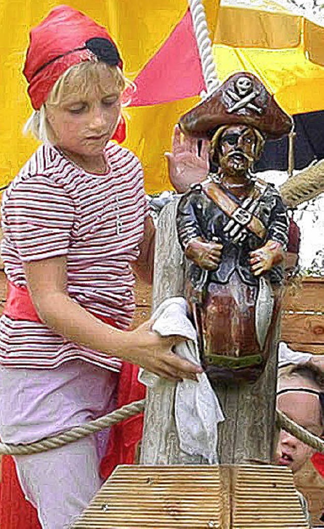 Kind auf dem Piratenschiff im Kindergarten.   | Foto: Archiv: Fssel