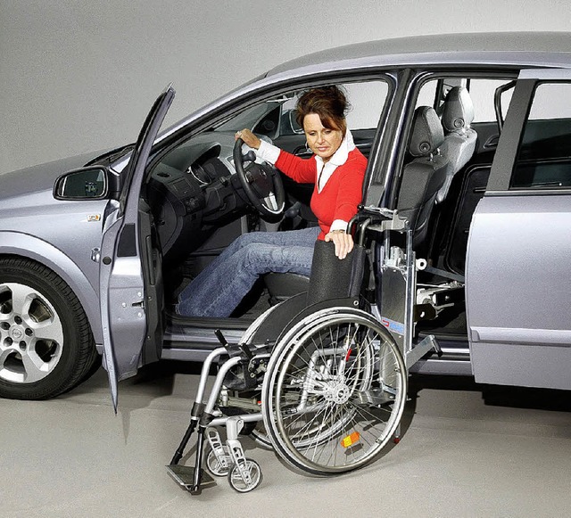 Vom Rollstuhl ans Steuer: Damit auch k...nen, mssen Autos umgerstet werden.    | Foto: dpa