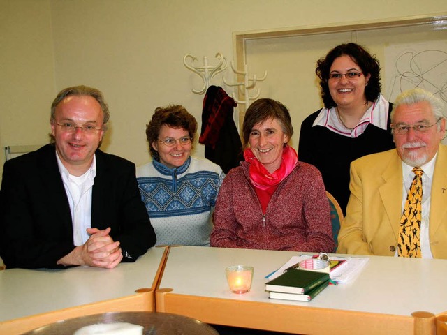 Pfarrer Erwin Aal (links) ist froh, da... ein   kompetentes  Team    engagiert.  | Foto: Marlies Jung-Knoblich
