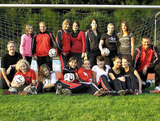 Nicht nur die beiden Trainer Michael Z...mehr  weiblichen Fuballernachwuchs.    | Foto: Susi Kanele