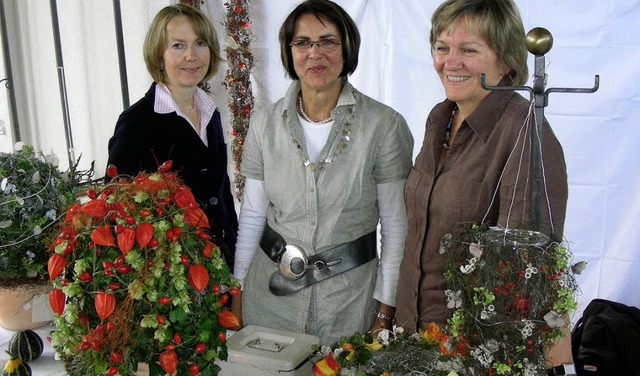 Von mehreren Frauen selbst verfertigte...r, Rosemarie Hgele und Ulrike Jund.    | Foto: mario Schneberg