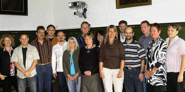 Brgermeister Nitz  (im Hintergrund) z...Maier sowie Olga Rerich (zehn Jahre).   | Foto: Georg Diehl