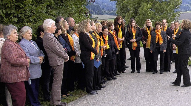 Der Bettmaringer Chor &#8222;SunriSing...uzeinweihung oberhalb des Friedhofes.   | Foto: Dietmar Noeske