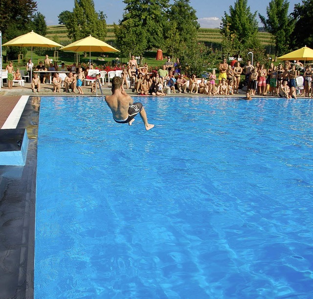 Gut Schwimmen, Springen  und Sonnenbad...putzt werden: der Bereich vorm Kiosk.   | Foto: Meyer
