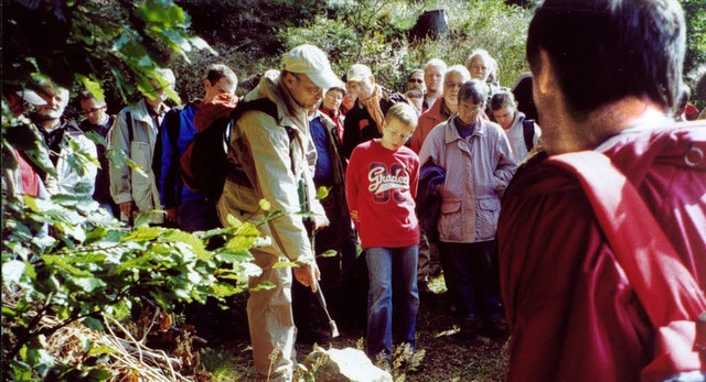 Geologe Markus Kleinschnitz deckte die...von Steinen vor den Teilnehmern auf.    | Foto: BZ