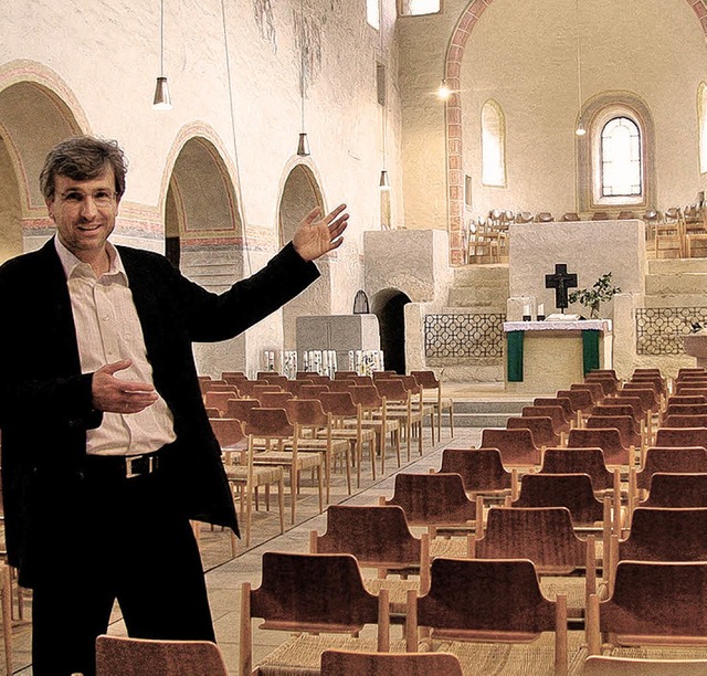 Pfarrer Ulrich Schmidt im Kirchenschiff von St. Cyriak   | Foto: bernd Michaelis