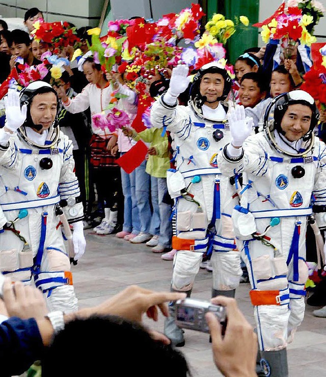 Auf dem Weg ins All: Triumphzug der chinesischen Astronauten  | Foto: dpa