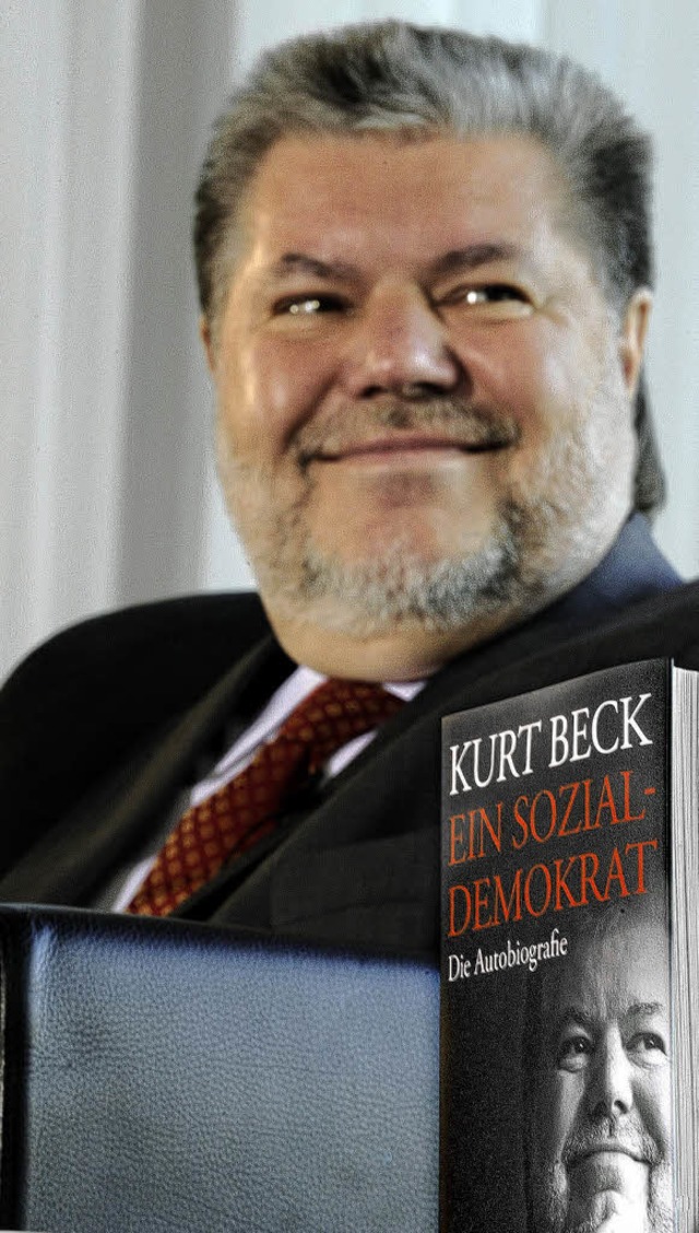 Zwei Becks &#8211; ein lebendiger und einer auf der Autobiografie  | Foto: dpa