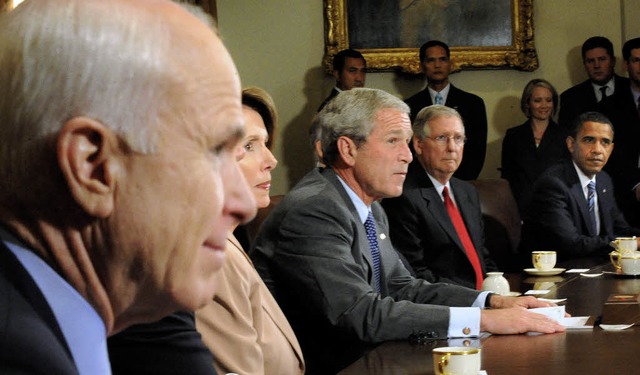 Historisches Treffen: Prsident Bush (...nks) und Obama (rechts) im Weien Haus  | Foto: afp