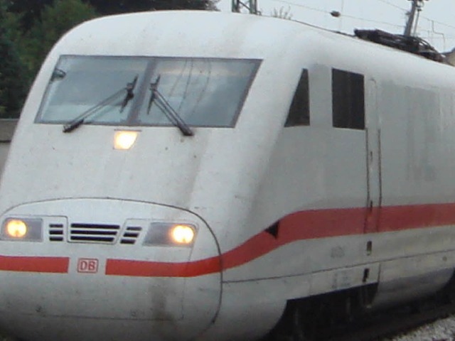 Auch ein ICE wurde auf der Bahnstrecke bei Lahr mit Steinen beworfen.   | Foto: Langelott/ARCHIV