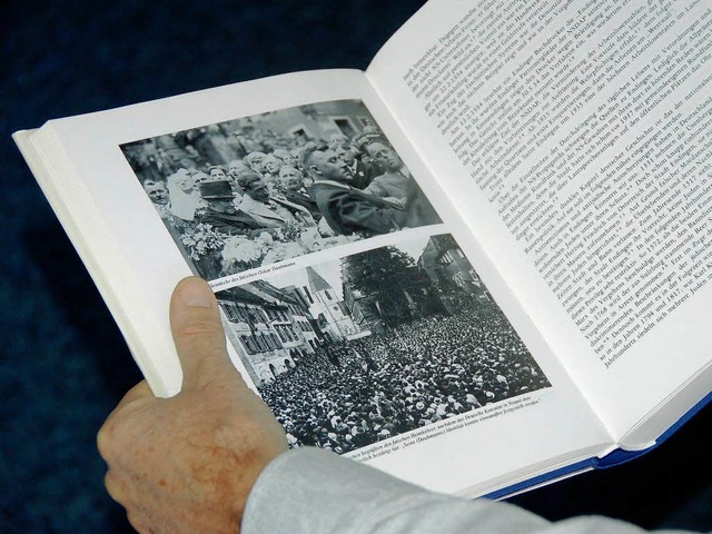 Zwei Fotos sowie eine kurze Abhandlung...ummel findet sich in der Stadtchronik.  | Foto: Martin Wendel