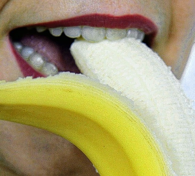 Die Banane schmeckt gut und ist zudem gesund.   | Foto: dpa