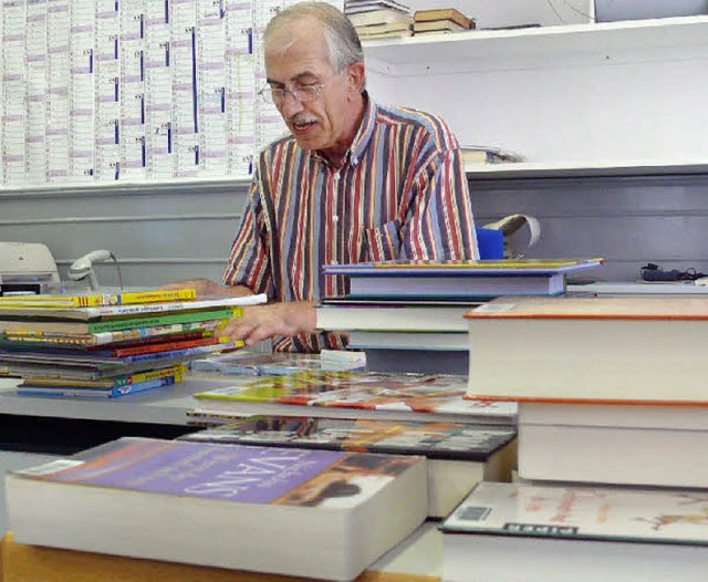 Bernd Bddeker in der Gemeindebcherei Steinen   | Foto: Bleckmann