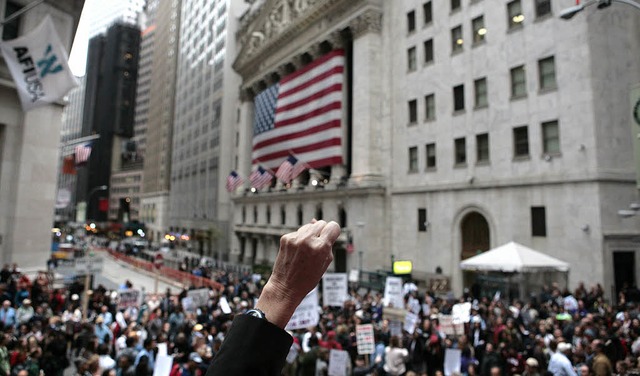 Fuste in der Wall Street: Wtende Dem...den-Dollar-Hilfspaket fr die Banken.   | Foto: afp