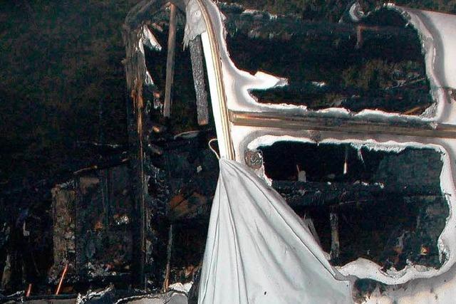 Zwei Wohnwagen vllig ausgebrannt