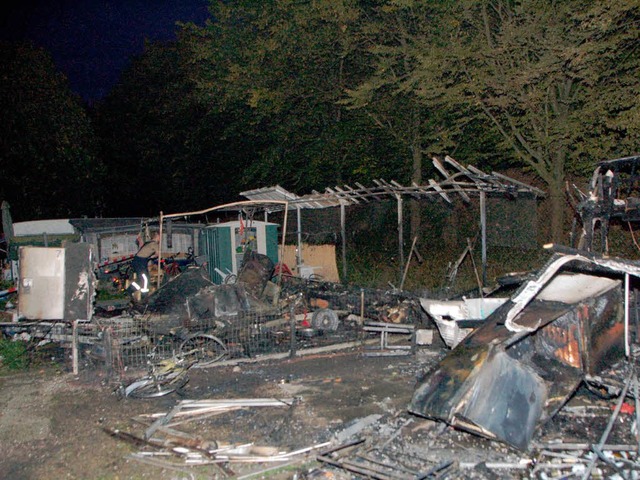 Die Wohnwagen zweier Dauercamper brannten am Samstagabend  vllig nieder.     | Foto: Nikolaus Trenz