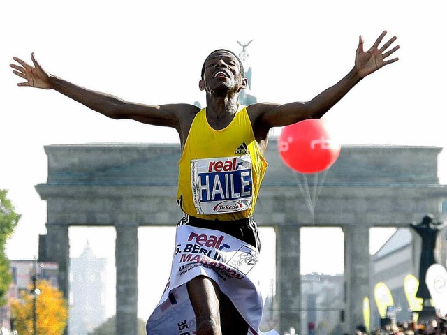 Seinen dritten Sieg beim Berlin-Marath...brselassie mit einem neuem Weltrekord.  | Foto: dpa