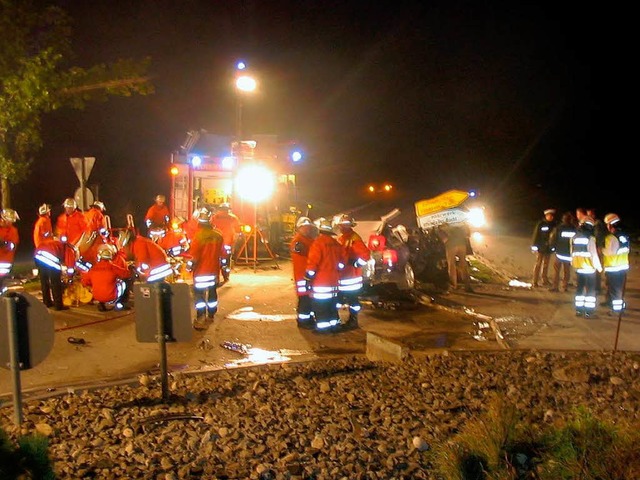 Endstation Kreisverkehr:  Fnf Mnner ...m Unfall in Kenzingen schwer verletzt.  | Foto: Feuerwehr