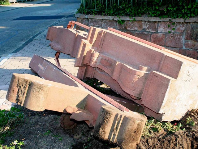 Umgefahren. Das Wegkreuz an der Auffahrt zum Ettenheimer Krankenhaus. 