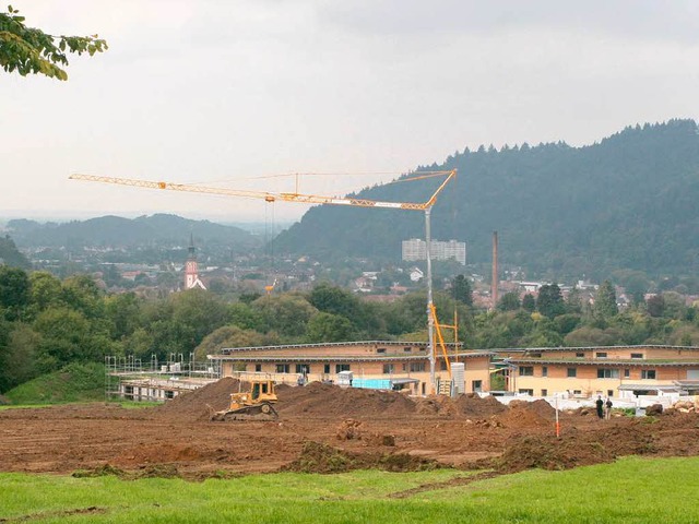 Die Flche fr die Tennispltze wird g...quot; hin entsteht ein Lrmschutzwall.  | Foto: Gerda Oswald