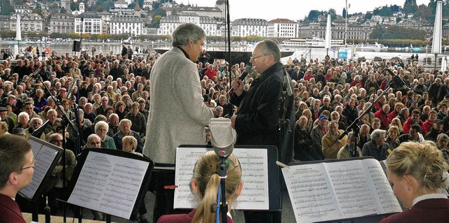 Vor groem Publikum in Luzern und an d...sprch mit DRS-Moderator Kurt Brogli.   | Foto: Jan  Eibisch