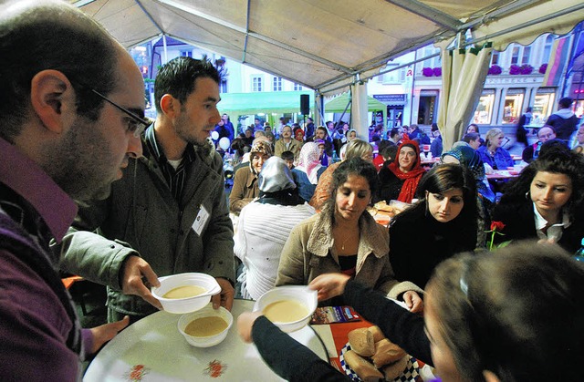 Etliche hundert Menschen kamen am Sams...Iftar-Essen auf den Alten Marktplatz.   | Foto: Barbara Ruda