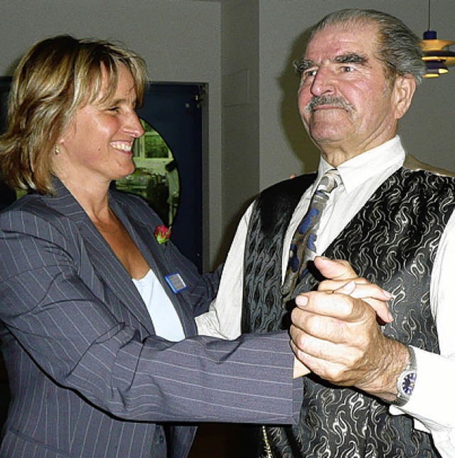 Heimleiterin Irene Lorenz wagt zu flot...lodien ein Tnzchen beim Herbstfest.    | Foto: Hirschberger