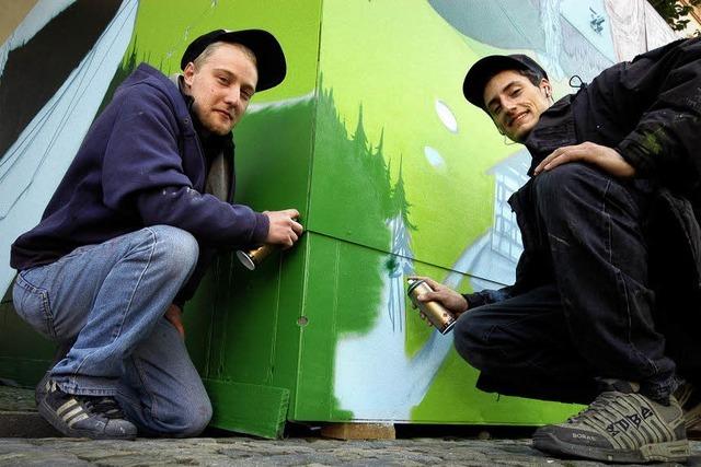 Zwei Graffiti-Knstler malen den Schwarzwald