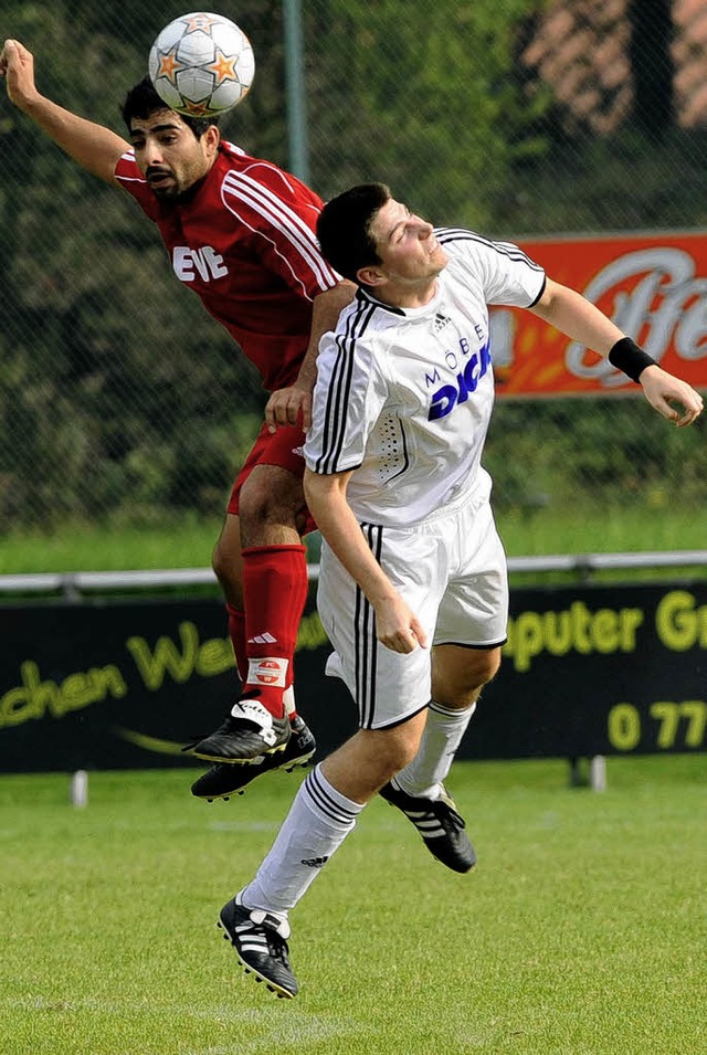 Ins Kreuz gesprungen: Malis Evren (lin...iederlage in der Fuball-Bezirksliga.   | Foto: Meinrad Schn