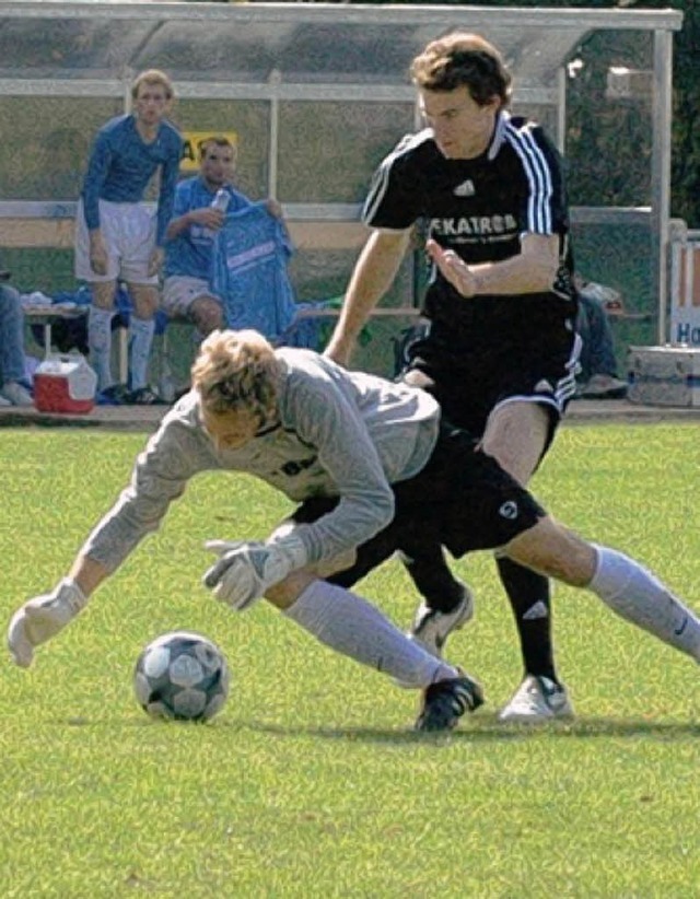 FCD-Tormann Christian Schloz  muss nac...ls auerhalb des Strafraums vom Platz.  | Foto: Claus Zimmermann