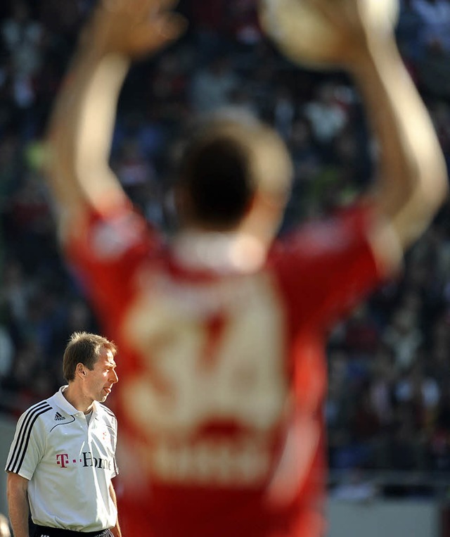 Etwas hilflos wie ein kleiner Bub blic... Riese gegen den Weltmeister von 1990.  | Foto: DPA