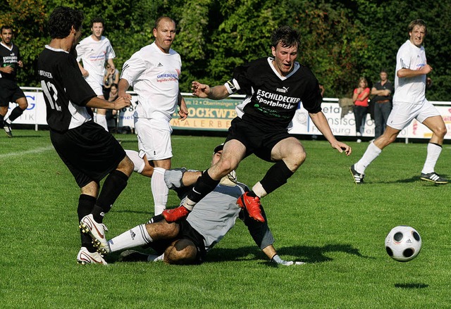 Die Szene, die zum Elfmeter fr den SV...te Nicolai Hringer zum 1:1-Endstand.   | Foto: Andreas Klein