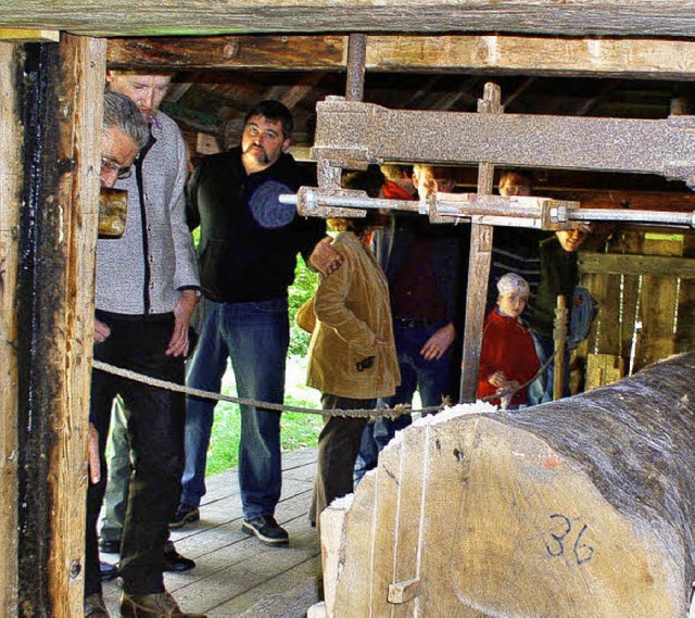 Die Klopfsgevorfhrungen zogen immer wieder Schaulustige an  | Foto: Karin Stckl-Steinebrunner