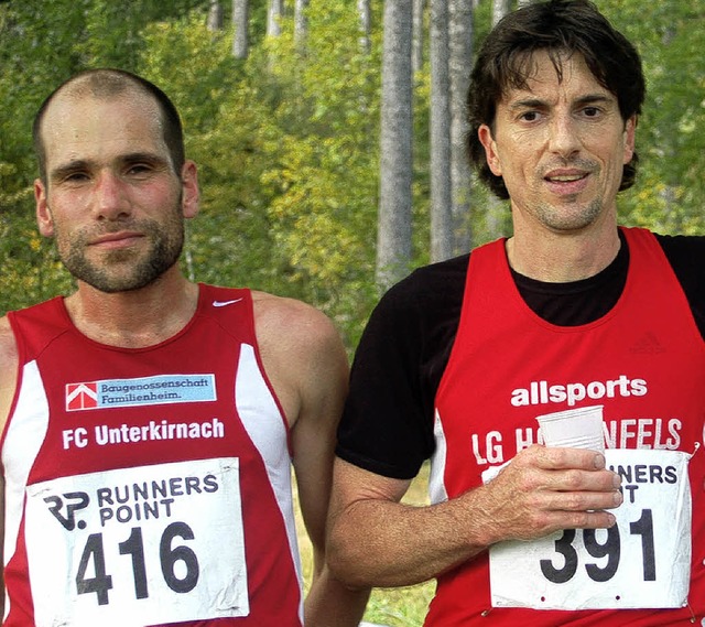 Hardy Flum (rechts) lieferte sich mit ...ackendes  Laufduell um den Tagessieg.   | Foto: Junkel