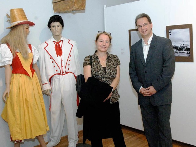 Die Museumsleiter Franoise Lambert  u...ischen Fotos und  Kostmen aus Vevey.   | Foto: mnch