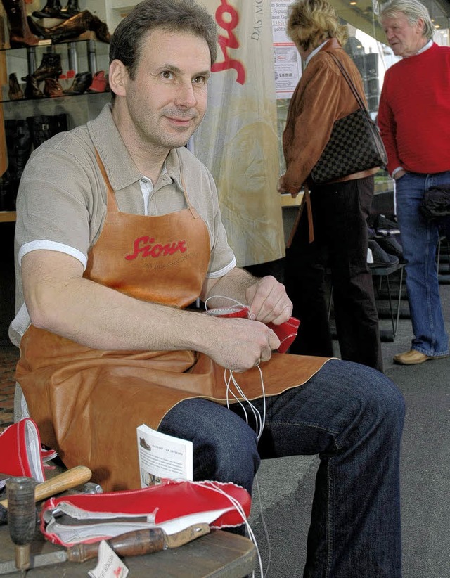 Beim verkaufsoffenen Sonntag konnten d...e  handgefertigte Schuhe  entstehen.    | Foto: Anlicker