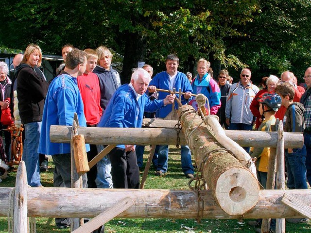 Dchelbohrer machen aus Baumstmmen Wasserleitungen.  | Foto: Heiner Fabry