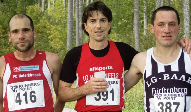 Siegertrio:   Hardy  Flum (Mitte) gewa...nks) und dem Eisenbacher Rainer Sprich  | Foto: junkel